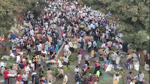 भीषण ! ना मास्क, ना ग्लोव्ज; इथं नागरिकांना लॉकडाऊन संपलाय असं वाटतंय बहुदा