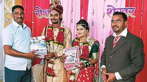 पुसद (जि. यवतमाळ) : वसंत-सुधा स्टडी सर्कलचे प्रा. विजय राठोड यांना पुस्तके भेट देताना नवदाम्पत्य. 