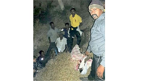 किल्ले राजगड (ता. वेल्हे) - दरीतून मृतदेह झोळीकरून वर काढताना वेल्ह्याचे पोलिस व स्थानिक नागरिक व सह्याद्री रेस्क्‍यू टीमचे सदस्य.