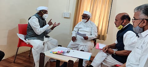 BJP leaders met Anna Hazare at Ralegan Siddhi