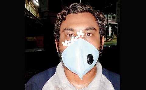 PPE किटमध्ये आरोग्य कर्मचाऱ्याचं धूम्रपान? फोटो काढणाऱ्या व्यक्तीवर हल्ला