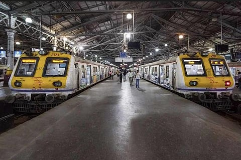 लोकलचा भार कमी ठेवायचा असेल तर, दिवसाचे 24 तास कामाच्या भिन्न वेळा करण्याचा पालिकेचा विचार