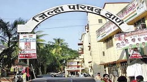 ठाणे झेडपीची मुख्य इमारत पडण्यास सुरुवात; दुर्घटना टाळण्यासाठी निर्णय; नवीन प्रशासकीय भवन उभे राहणार