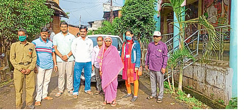  The grandmother, who had been taken care of by the Kushire villagers for four months, finally came to the girl's house