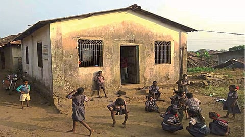 रोहा : शाळेची इमारत नसल्याने सध्या अतोणे प्राथमिक शाळा भरत असलेले समाज मंदिराचे छायाचित्र.  