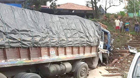 Truck accident in Kashedi Ghat One serious in ratnagiri