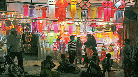 Diwali Festival 2020 चायनाला छेद देत भारतीय आकाशकंदिलांनी उजळणार 'दिवाळी'