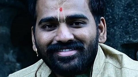 कोरोनासोबत जगायला शिका म्हणणारे वारक-यांच्या प्रश्नावर मूग गिळून गप्प : अक्षयमहाराज भोसले