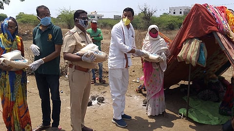अंबड : पालावर अन्नधान्याचे वाटप करताना आमदार नारायण कुचे. 