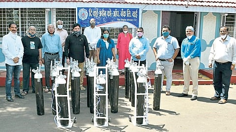 'वाई अर्बन'तर्फे 25 ऑक्‍सिजन सिलिंडर; सामाजिक बांधिलकीतून निर्णय
