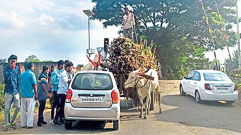 रेल्वे फाटकाजवळचा उतार वाहनधारकांसाठी ठरतोय जीवघेणा; नागरिकांसाठी धोक्‍याची घंटा