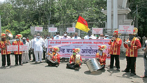 जिल्हाधिकारी कार्यालयासमोरच वाजला 'बॅंड'! वाचा, नेमका काय आहे प्रकार