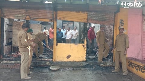 fire short circuit in murbad damages by 15 lakh rupees in kolhapur