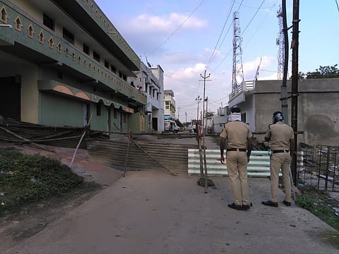 चौदामैल : रुग्णांची संख्या 12 होताच सील करण्यात आलेला परिसर. 