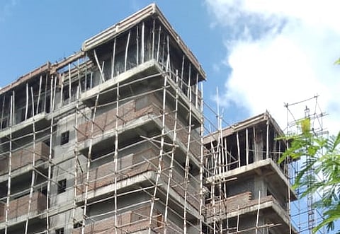 A laborer died after falling from the tenth Floor