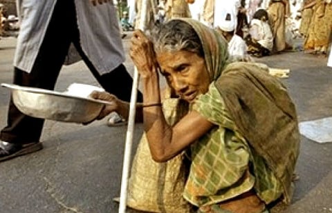 Food pockets are distributed to the homeless in Nagpur daily
