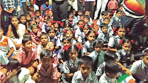 कर्जत : भागूची वाडी शाळेत एकाच वर्गात पहिली ते पाचवीचे बसवलेले विद्यार्थी.