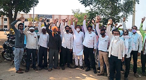 Farmers sit in front of Sakoli tehsil Demand for extension of paddy purchase