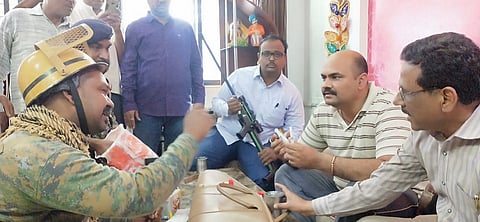  औरंगाबाद : भूलचे इंजेक्‍शन तयार करताना वन विभागातील कर्मचारी. 