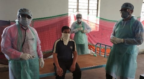 परळी - वृंदावन येथे अडकलेले भाविक परतल्यानंतर त्यांची आरोग्य तपासणी करताना उपजिल्हा रुग्णालयातील डॉक्टर. 