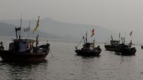 boats stand of gujarat mumbai and hone in atmagiri causes the cyclone in see area fishing also stop in ratnagiri