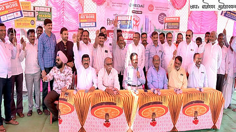 नांदेड - बिल्डर्स असोसिएशन आणि इतर संस्थांच्या वतीने शुक्रवारी कुंभारगाव येथे काम बंद आणि धरणे आंदोलन करण्यात आले. 
