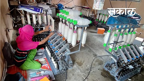 woman emloyed whole village from cotton thread through charkha in manjarkhed of amravati