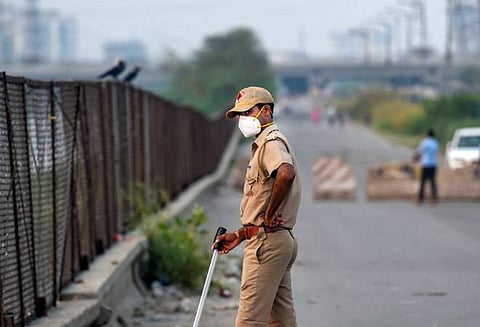 ैSoldiers are standing between corona and people on border 