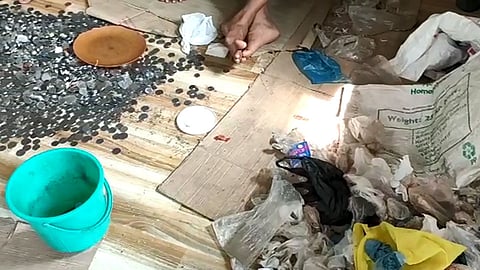 मृत भिकाऱ्याजवळील संपत्ती मोजताना पोलिसांना फुटला घाम (Video)