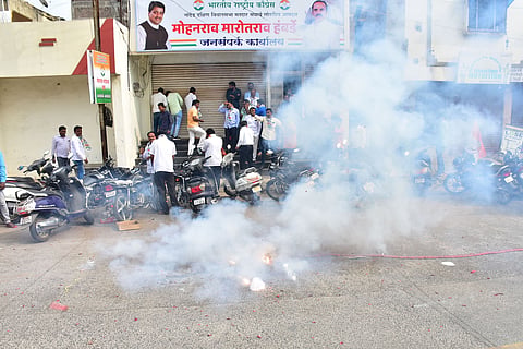 कॉँग्रेसच्या पदाधिकारी आणि कार्यकर्त्यांनी जल्लोष केला.