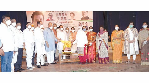 नांदेड - परिचारिका, आशा वर्कर, अंगणवाडी सेविकांना कॉँग्रेसतर्फे धान्य किटचे वाटप.