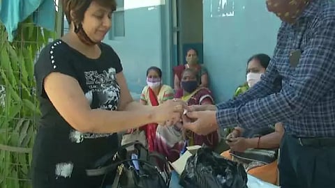 कोरोना लस घेतल्यानंतर महिलांना सोन्याचा दागिना अन्  पुरुषांना भन्नाट गिफ्ट