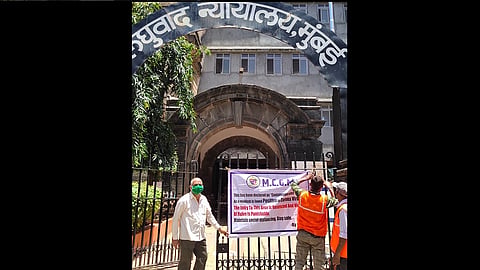घेतला बॅनर आणि दिला चिकटवून, BMC कडून मोठी चूक...  