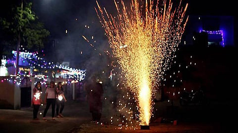 Diwali Festival 2020 लक्ष्मीपुजनाला फटाके उडविताना, अशी घ्या विशेष काळजी