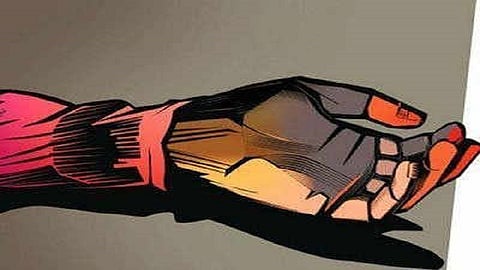 महामार्गावरील बस थांब्यावर लटकलेला मृतदेह 