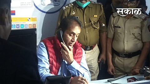 तक्रारीकरिता पोलिस नियंत्रण कक्षात केलेला कॉल थेट दस्तूरखुद्द गृहमंत्री उचलतात अन्...