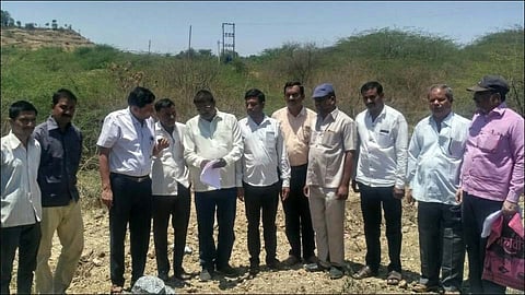 जैताणे (ता.साक्री) : ग्रामीण रुग्णालयाच्या पर्यायी जागेची पाहणी व चर्चा करताना वैद्यकीय अधीक्षक डॉ. हर्षवर्धन चित्तम, सरपंच संजय खैरनार, उपसरपंच आबा भलकारे आदींसह ग्रामपंचायतीचे पदाधिकारी, ग्रामस्थ आदी.