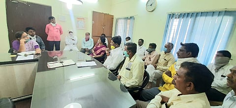  Akola News: A farmer blocked a canal and arrested hundreds of farmers, farmers surrounded the officer for water