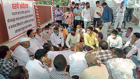 फलटणात रस्त्यासाठी सर्वपक्षीय रस्त्यावर; खासदार निंबाळकरांचा उपोषणाला पाठिंबा