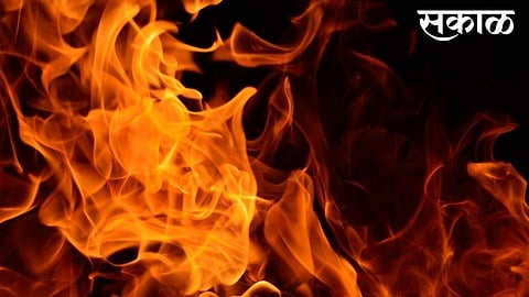 fire in godown of scrap in lanja ratnagiri rupees 5 lakh damages
