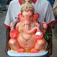 Pay the sculptor an honorarium for a foot of sculpture