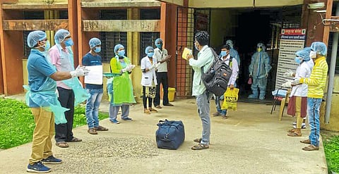 गडचिरोली : कोरोनामुक्तांना टाळ्या वाजवून निरोप देताना रुग्णालयातील डॉक्‍टर्स व कर्मचारी.