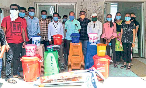 अहेरी : उपजिल्हा रुग्णालयाला साहित्य देताना तिरुपती बोम्मावार. 