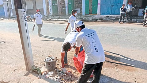 अहेरी : शहराची स्वच्छता करताना नगरपंचायतीचे कर्मचारी. 