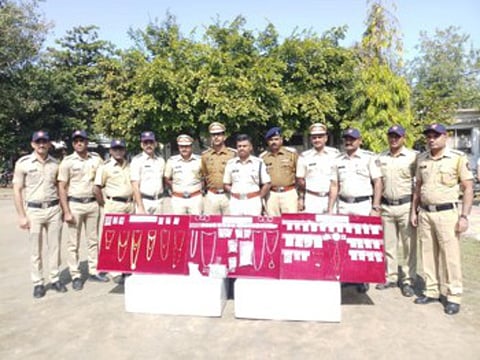 यवतमाळ : जप्त केलेल्या दागिन्यांसह कारवाई करणारे पोलिस पथक. 