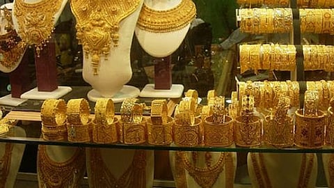 कोरोनामुळं वाढलेला सोन्याचा भाव दुसऱ्याच दिवशी घसरला
