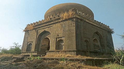 आदिलशाहाच्या काळातील गोलघुमटाचे अस्तित्व धोक्‍यात; ऐतिहासिक पाऊलखुणा जपण्याची गरज