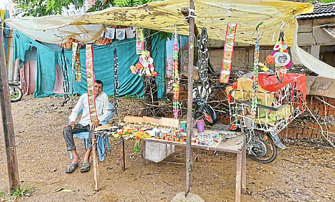 सडक अर्जुनी : ग्राहकांच्या प्रतीक्षेत असलेला शृंगार साहित्य विक्रेता. 