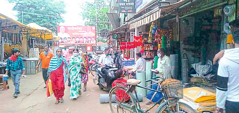 गोंदिया ः शहरात दररोज अशी गर्दी उसळत असते. सोशल डिस्टन्सिंगचे पालन होताना दिसत नाही. (छायाचित्रसेवा ः सतीश पारधी)