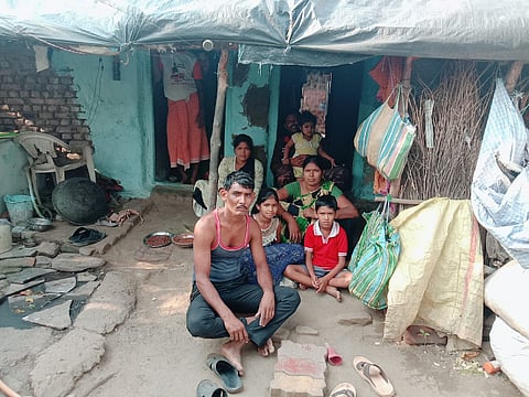 कान्होलीबारा :  न्यायाच्या प्रतीक्षेत असलेले मासेमार कुटुंबीय. 